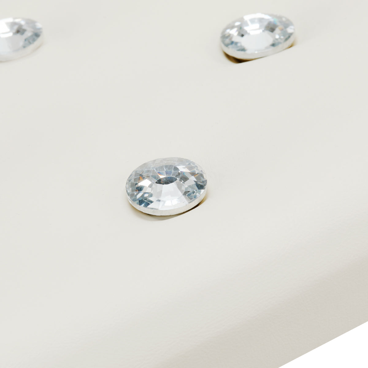 Momo Diamond Ecru manicure support