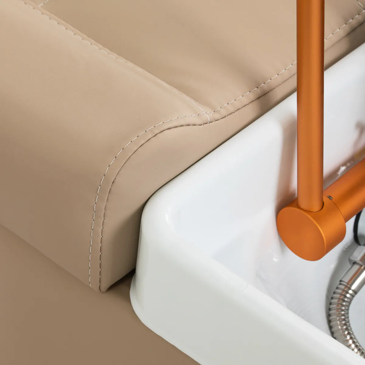 Gabbiano Head Spa Maldives hair washing bed beige