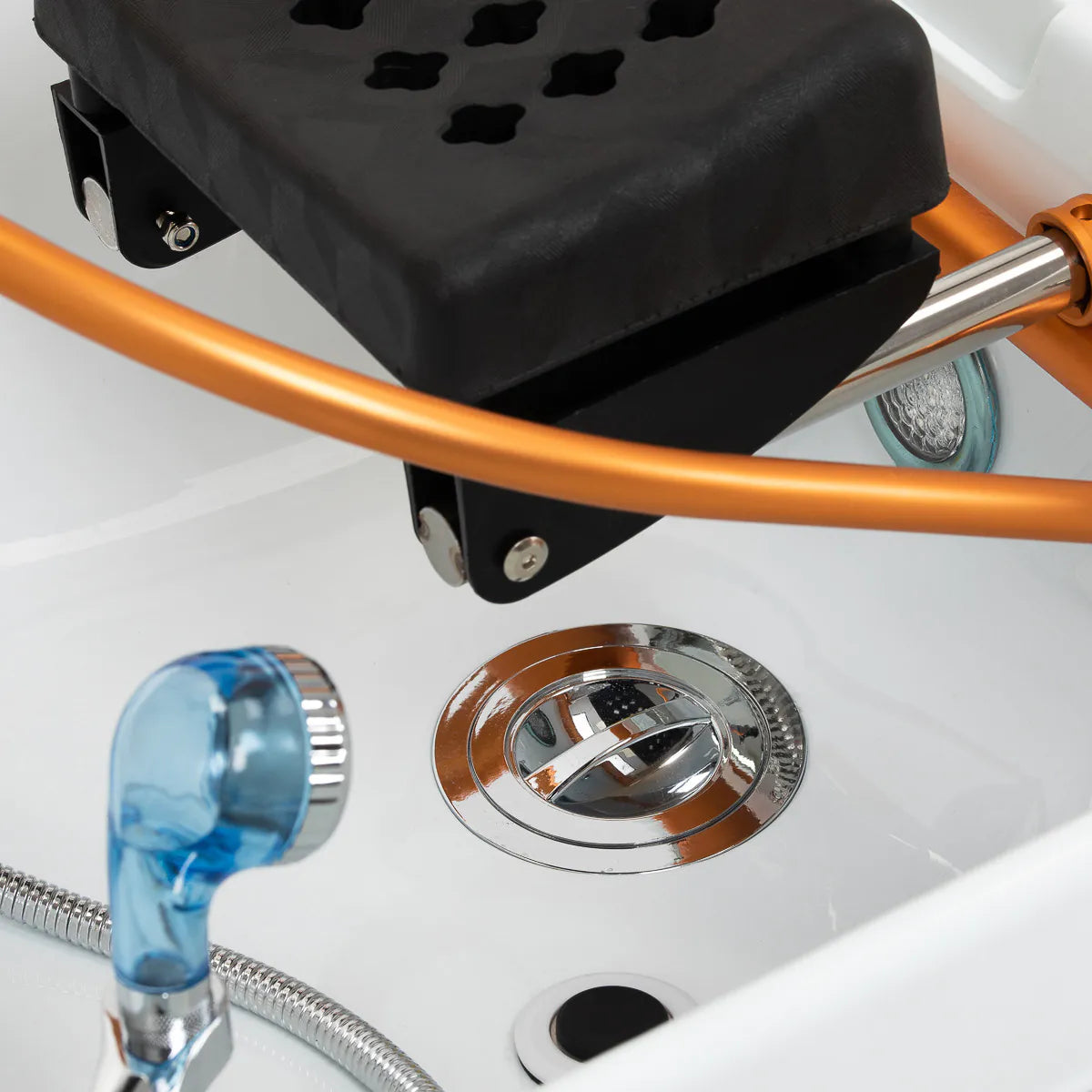 Gabbiano Head Spa Maldives hair washing bed brown