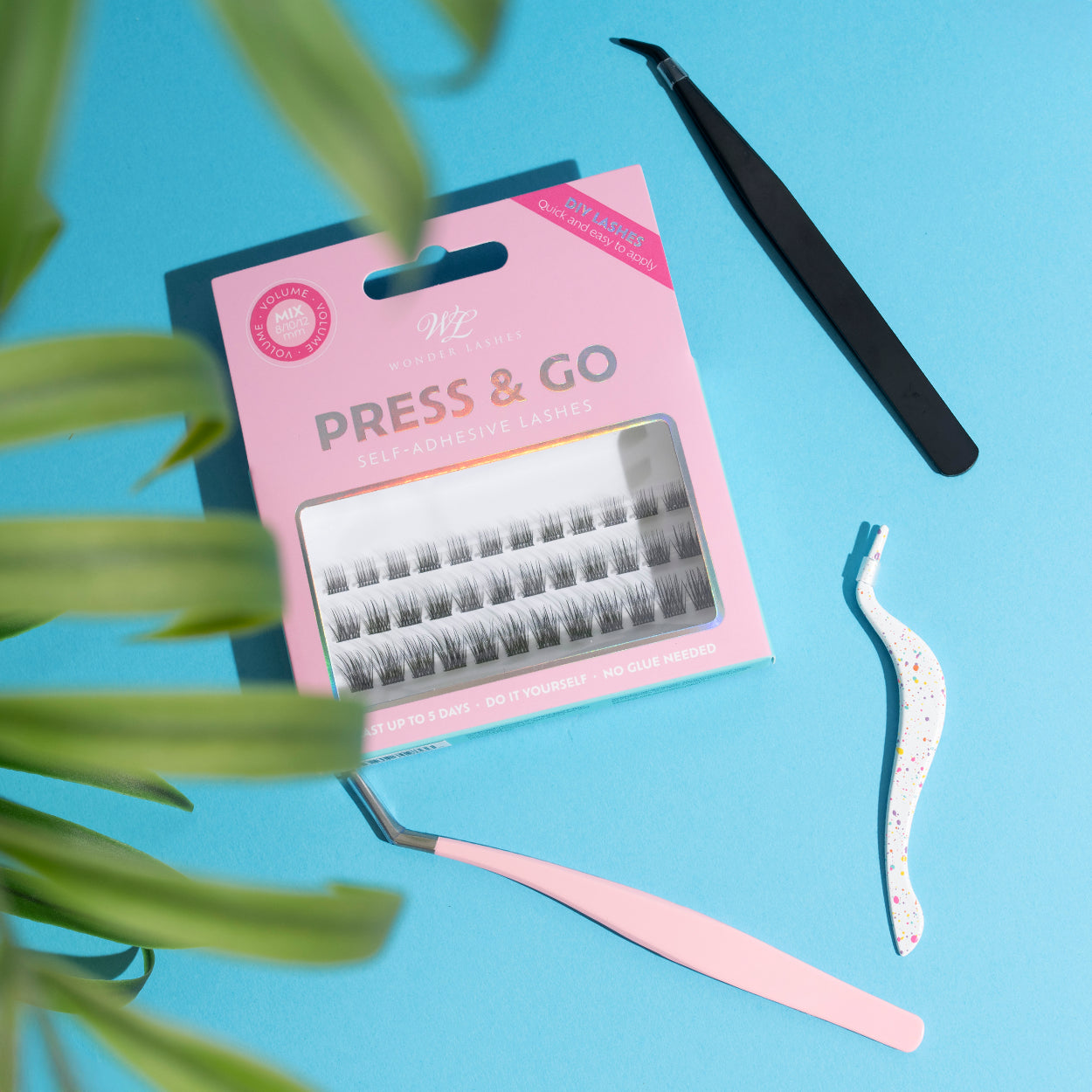 Mini tweezers for tufts/bonding eyelashes, white with dots